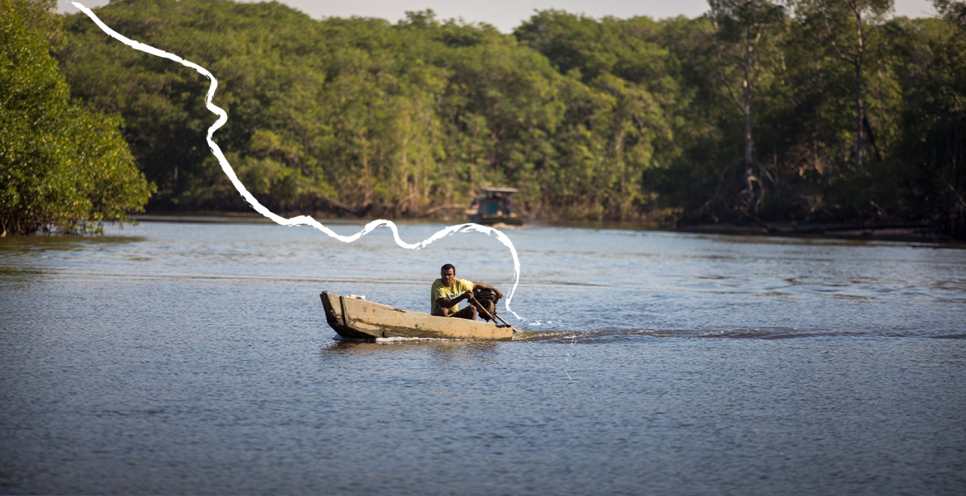 Nascentes do Mucuri: barco no rio, cercado de floresta
